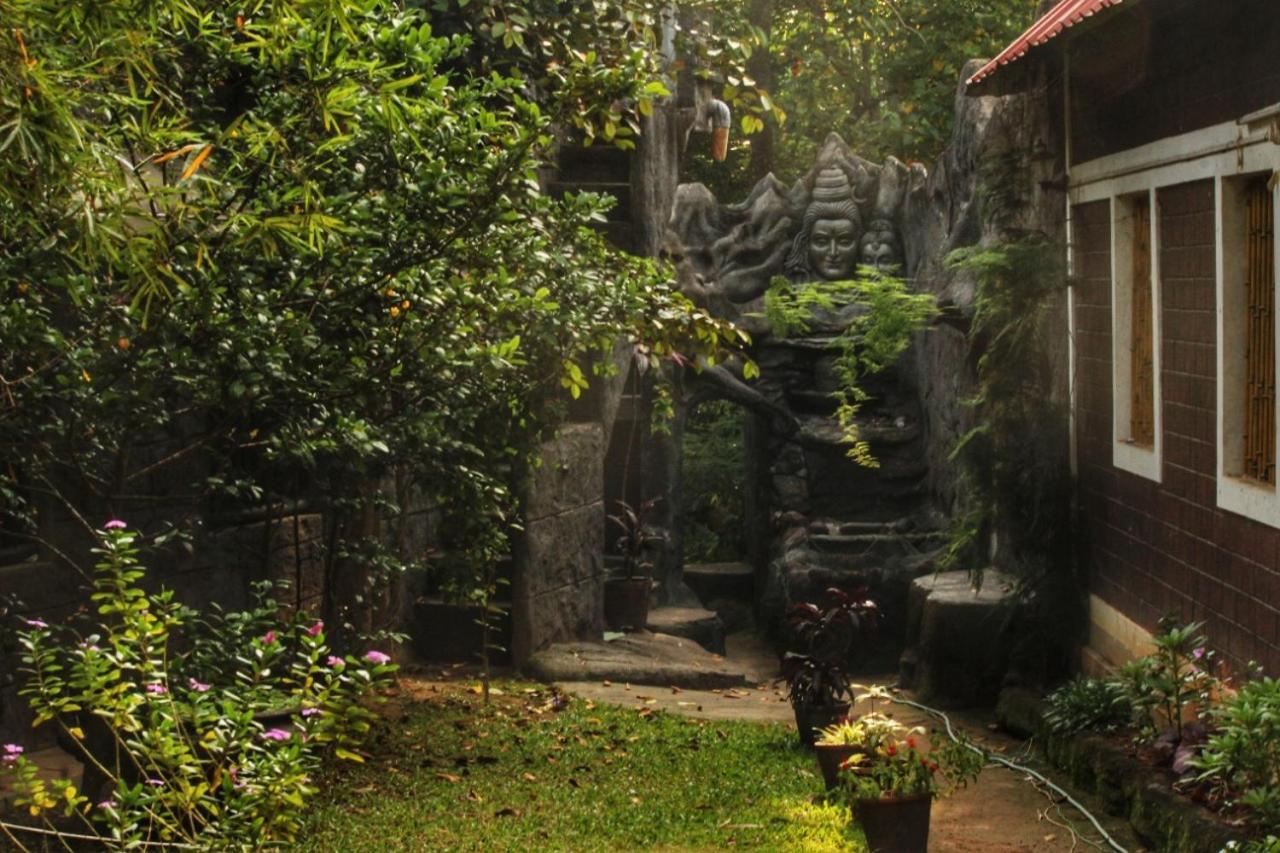 Отель Kalpadiyil Balarampuram Экстерьер фото