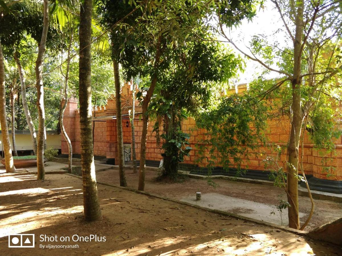 Отель Kalpadiyil Balarampuram Экстерьер фото